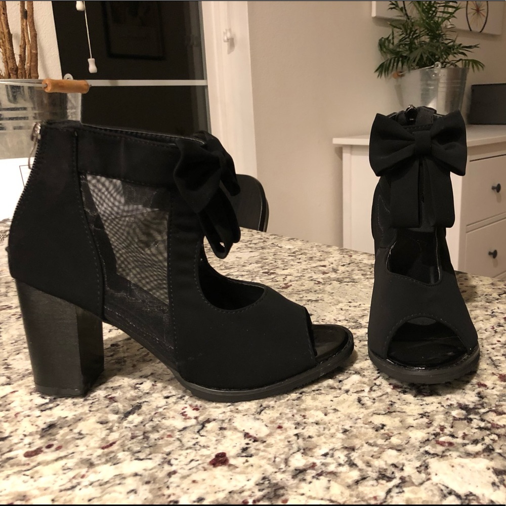 NWOT Mesh Bowtie Heels